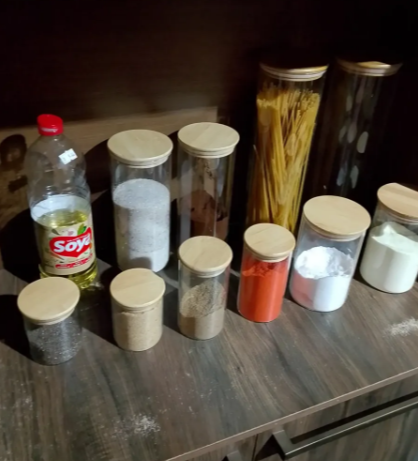 Potes herméticos organizados com farinhas, temperos e massas