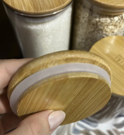 Detalhe da tampa de bambu com anel de vedação de silicone